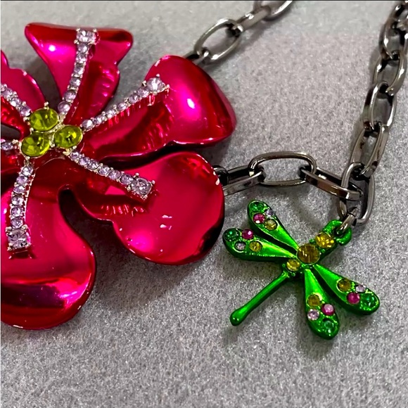 BETSEY JOHNSON Flower Pendant Necklace NWT - Picture 2 of 10